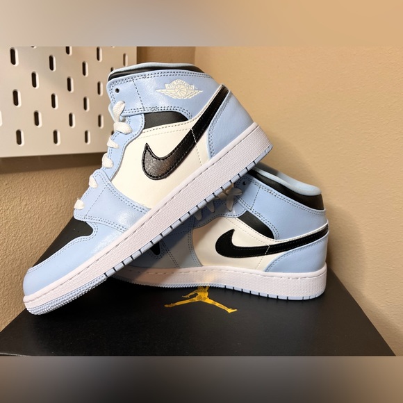 nike air jordan 1 retro mid ice blue